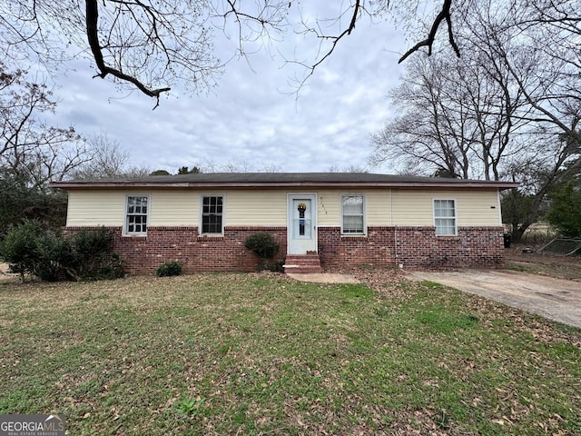 ranch-style home featuring a front lawn