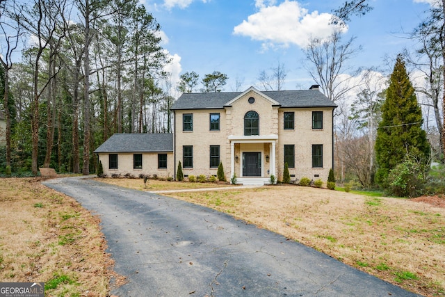 view of front of house featuring a front lawn