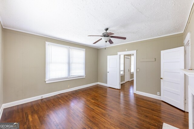 kitchen featuring light hardwood / wood-style flooring, appliances with stainless steel finishes, white cabinetry, a textured ceiling, and crown molding