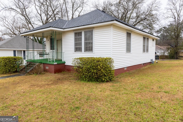 view of front facade with a front lawn and a porch