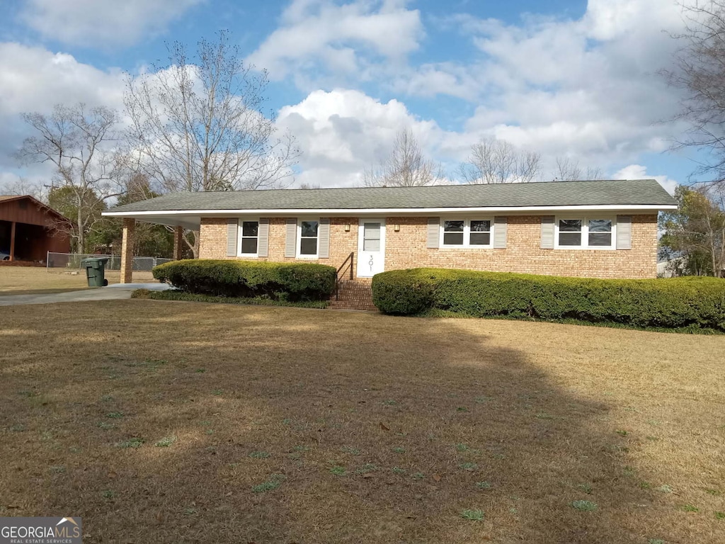 ranch-style house with a front yard