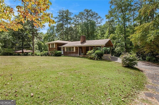 view of front of property featuring a front lawn