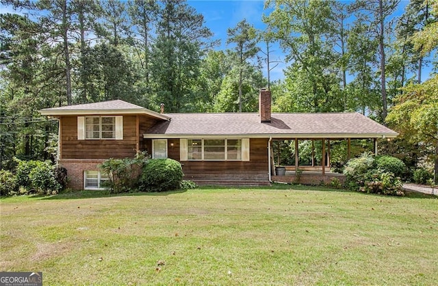 split level home featuring a front yard