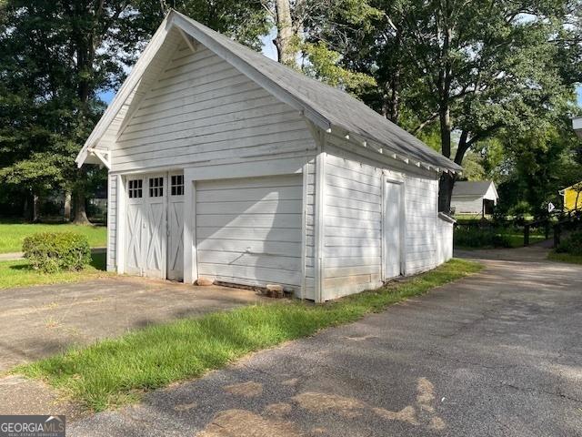 view of detached garage