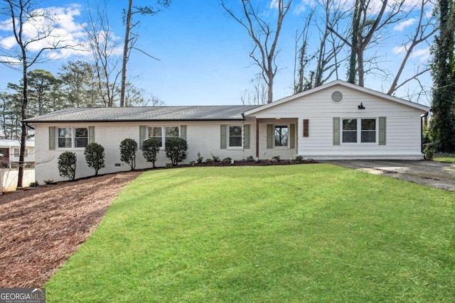 single story home with a front lawn