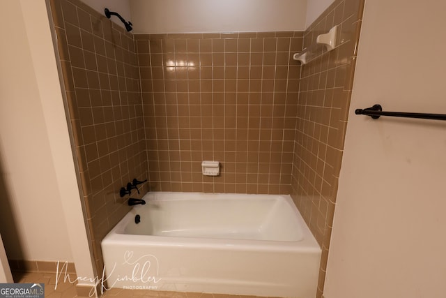 bathroom with tiled shower / bath combo