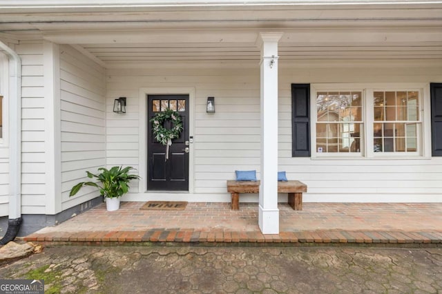 property entrance featuring a porch