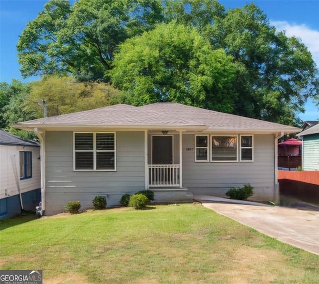 view of front facade with a front yard