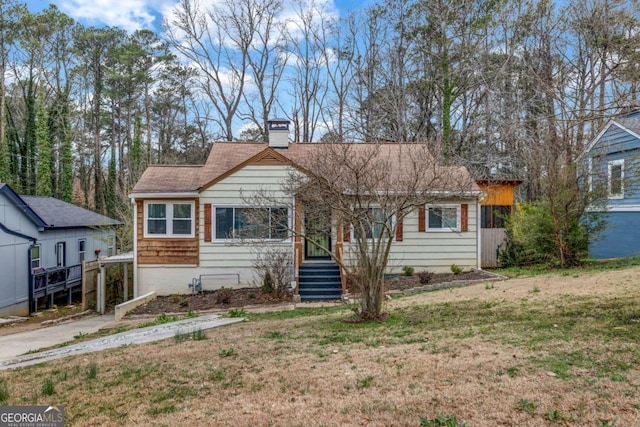 view of front of home featuring a front lawn