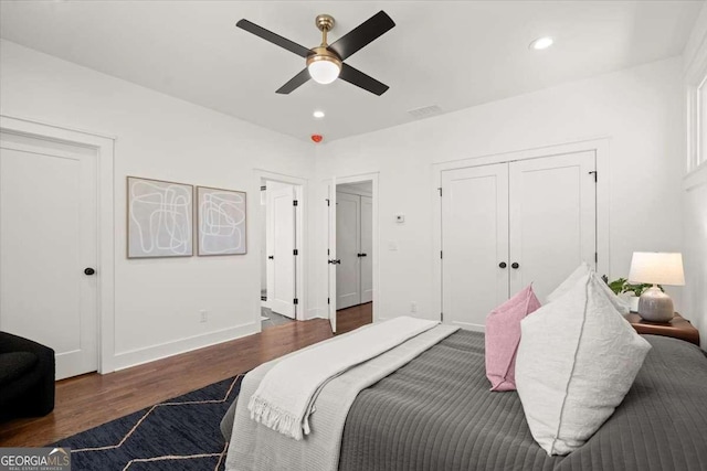 bedroom featuring wood finished floors, baseboards, recessed lighting, ceiling fan, and a closet
