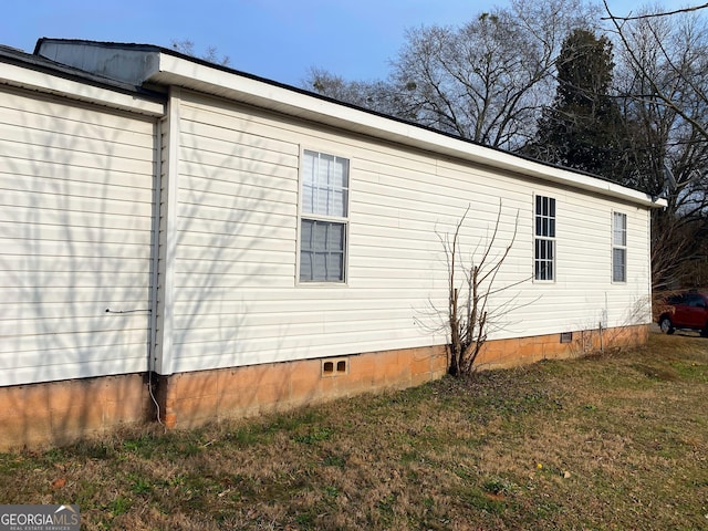 view of side of property featuring a yard