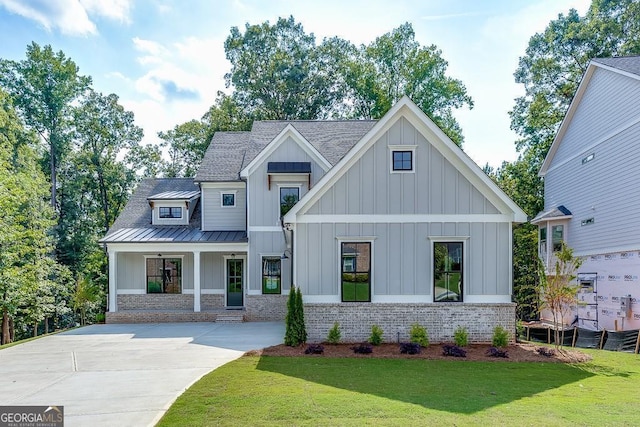 view of front of house featuring a porch and a front yard