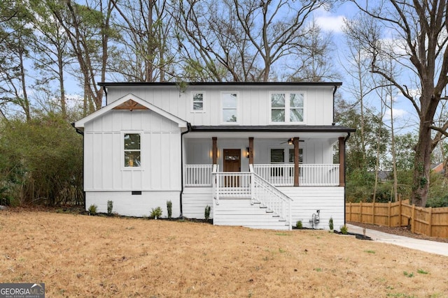 modern inspired farmhouse featuring ceiling fan, a porch, and a front lawn