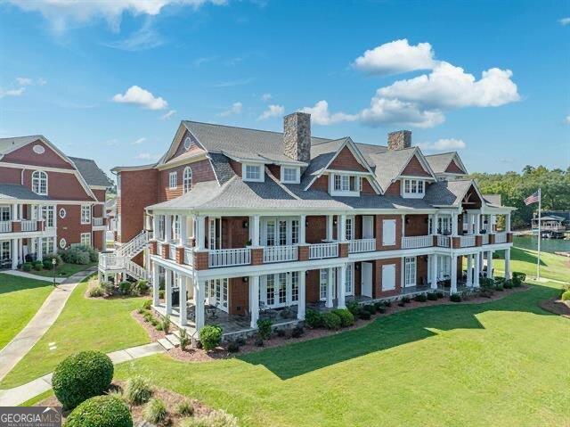 view of front facade featuring a front lawn