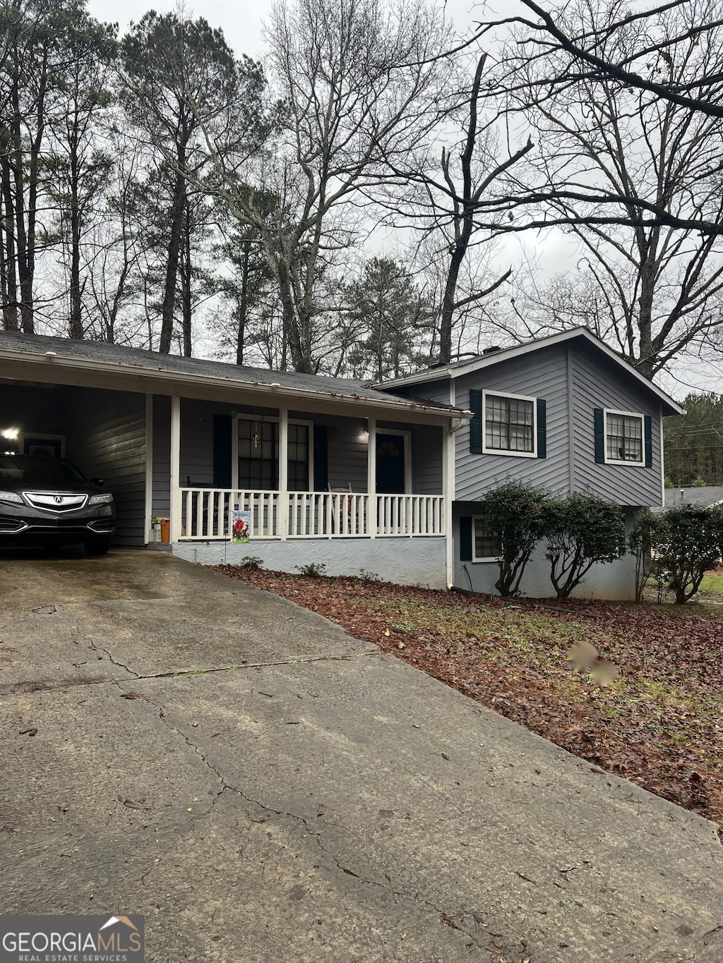 view of front facade with a carport