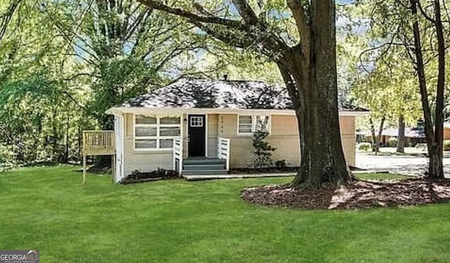 view of front of property featuring a front yard