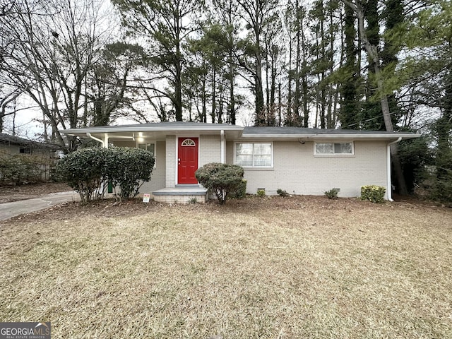 ranch-style home featuring a front lawn