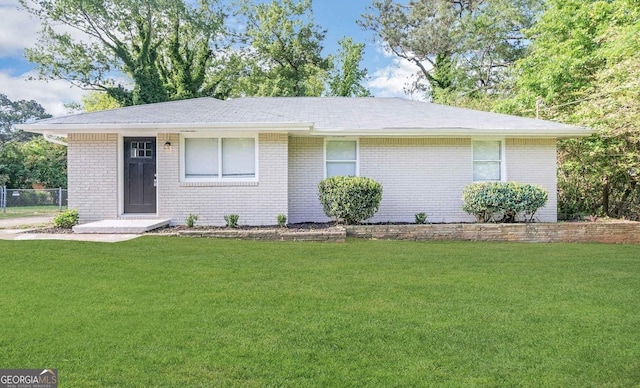 single story home with a front lawn