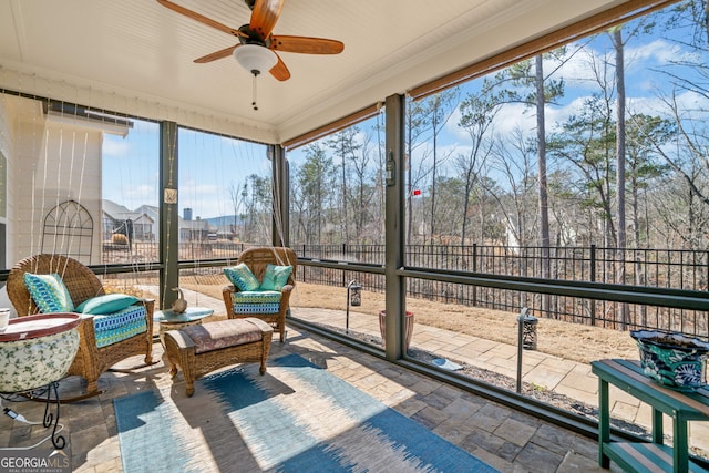 sunroom with ceiling fan