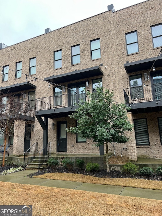 view of front of property featuring brick siding