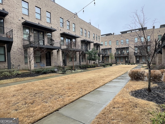 view of property's community featuring a lawn