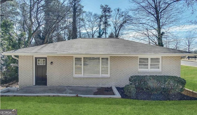 single story home with a front yard