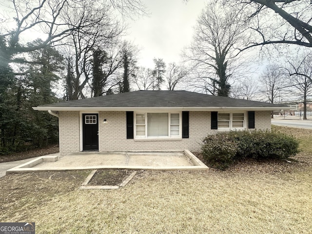 view of front of property with a front lawn