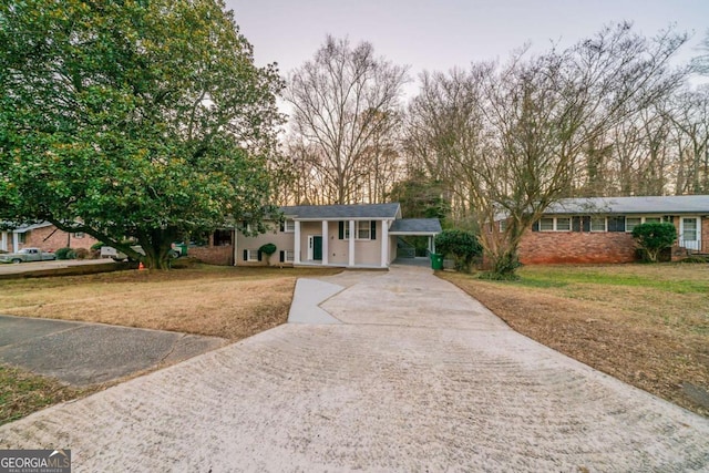 view of front facade with a front lawn