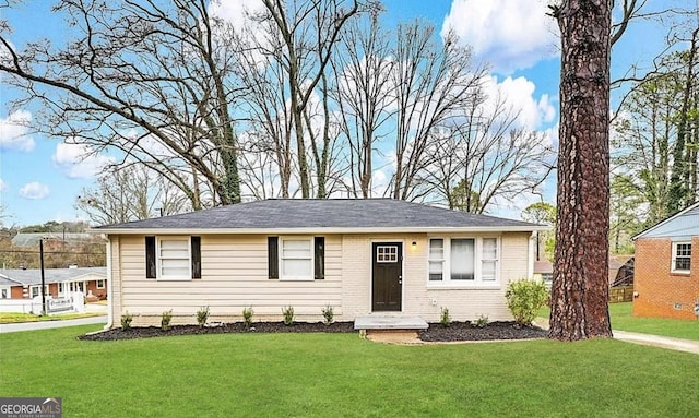 ranch-style house featuring a front yard