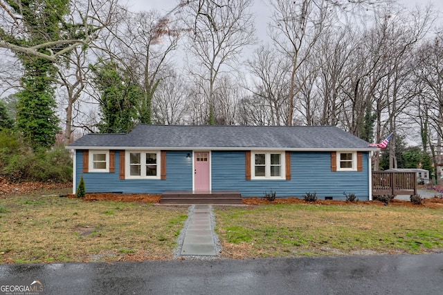 ranch-style home featuring a front lawn