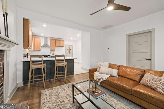 living room with dark wood-type flooring and ceiling fan