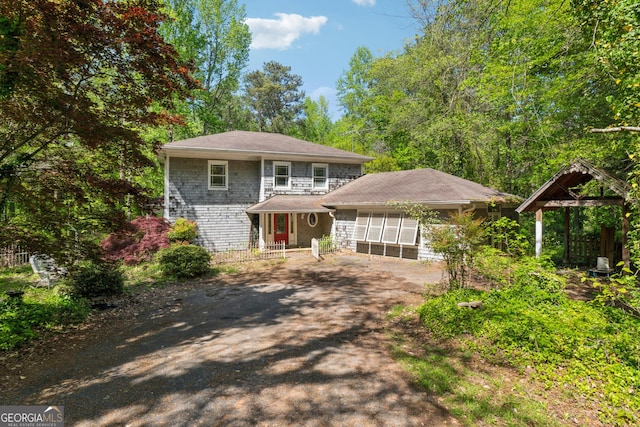 view of front facade featuring dirt driveway