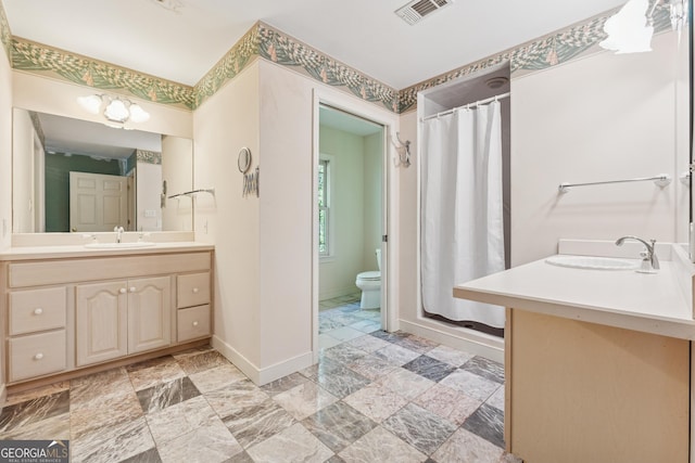 bathroom with vanity, baseboards, a shower with curtain, toilet, and visible vents