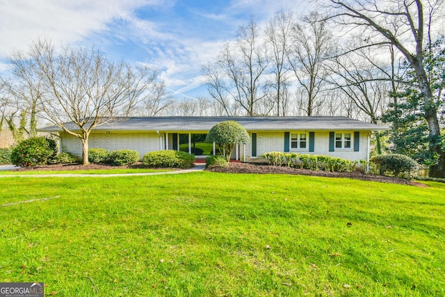 ranch-style house featuring a front yard