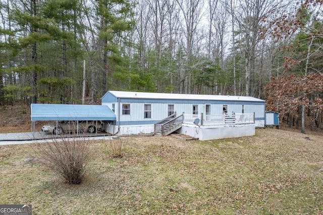 view of front of home featuring a carport and a front yard