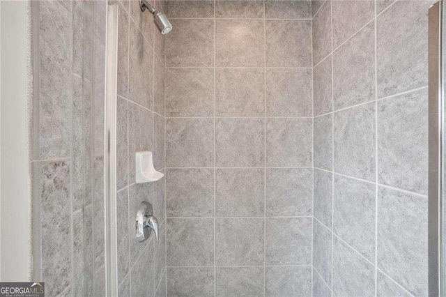 room details featuring a tile shower