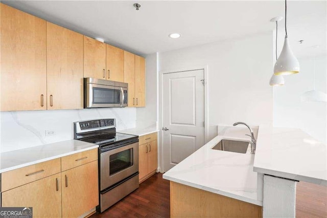 kitchen featuring light brown cabinets, a sink, appliances with stainless steel finishes, dark wood-style floors, and recessed lighting