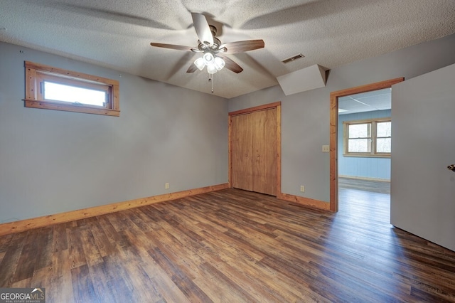 unfurnished room featuring ceiling fan, dark hardwood / wood-style floors, and a textured ceiling