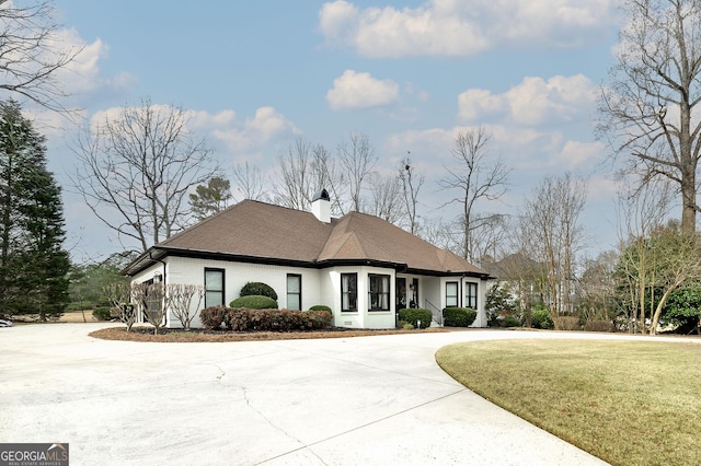 view of front of home featuring a front lawn