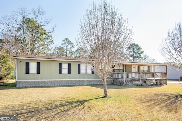 view of front of property featuring a deck and a front yard