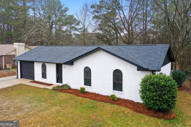 view of front facade with a garage and a front yard