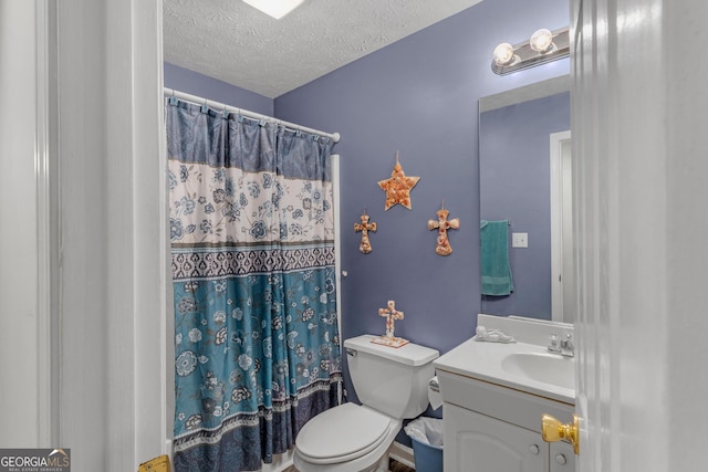 full bath with toilet, a shower with shower curtain, a textured ceiling, and vanity