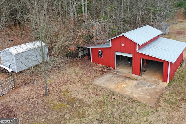 view of pole building featuring driveway