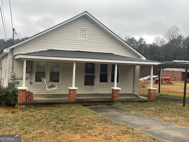 view of front of home with a porch and a front yard