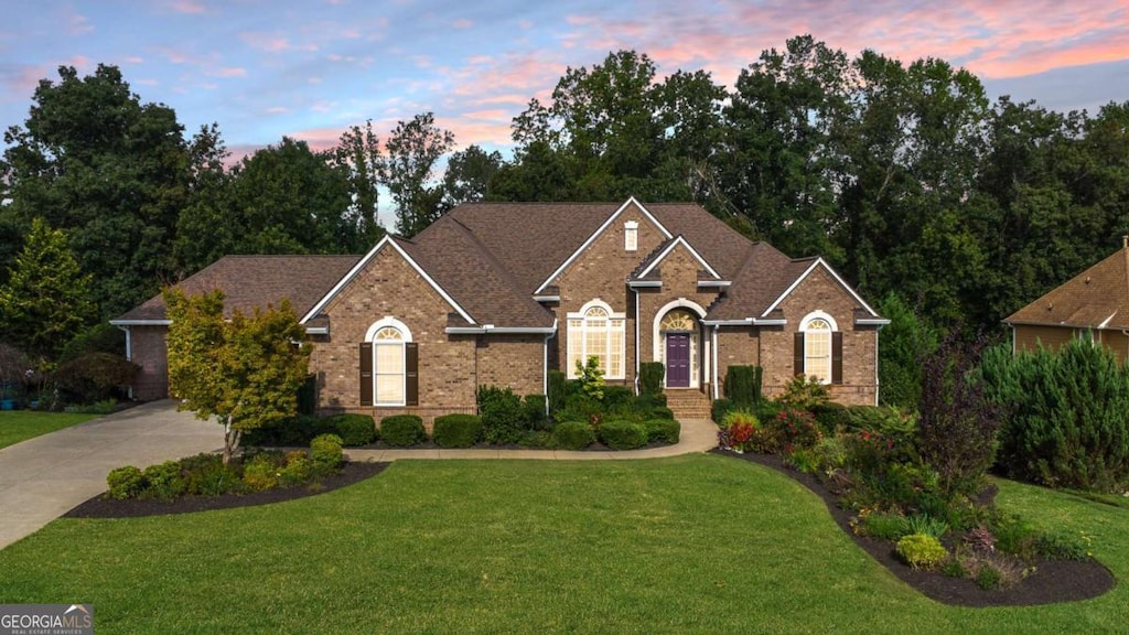 view of front facade featuring a lawn