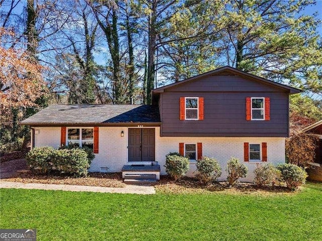 tri-level home featuring a front lawn