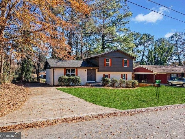 tri-level home featuring a front lawn