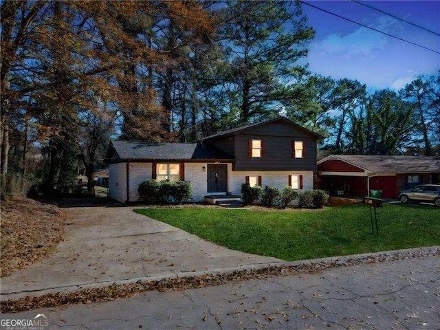 tri-level home with a garage and a front yard