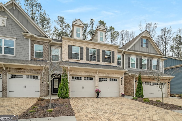 view of front facade featuring a garage