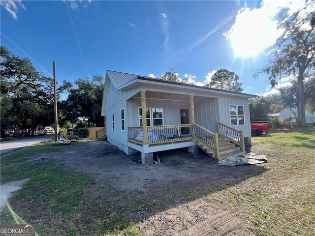 view of front of property featuring a porch and a front lawn